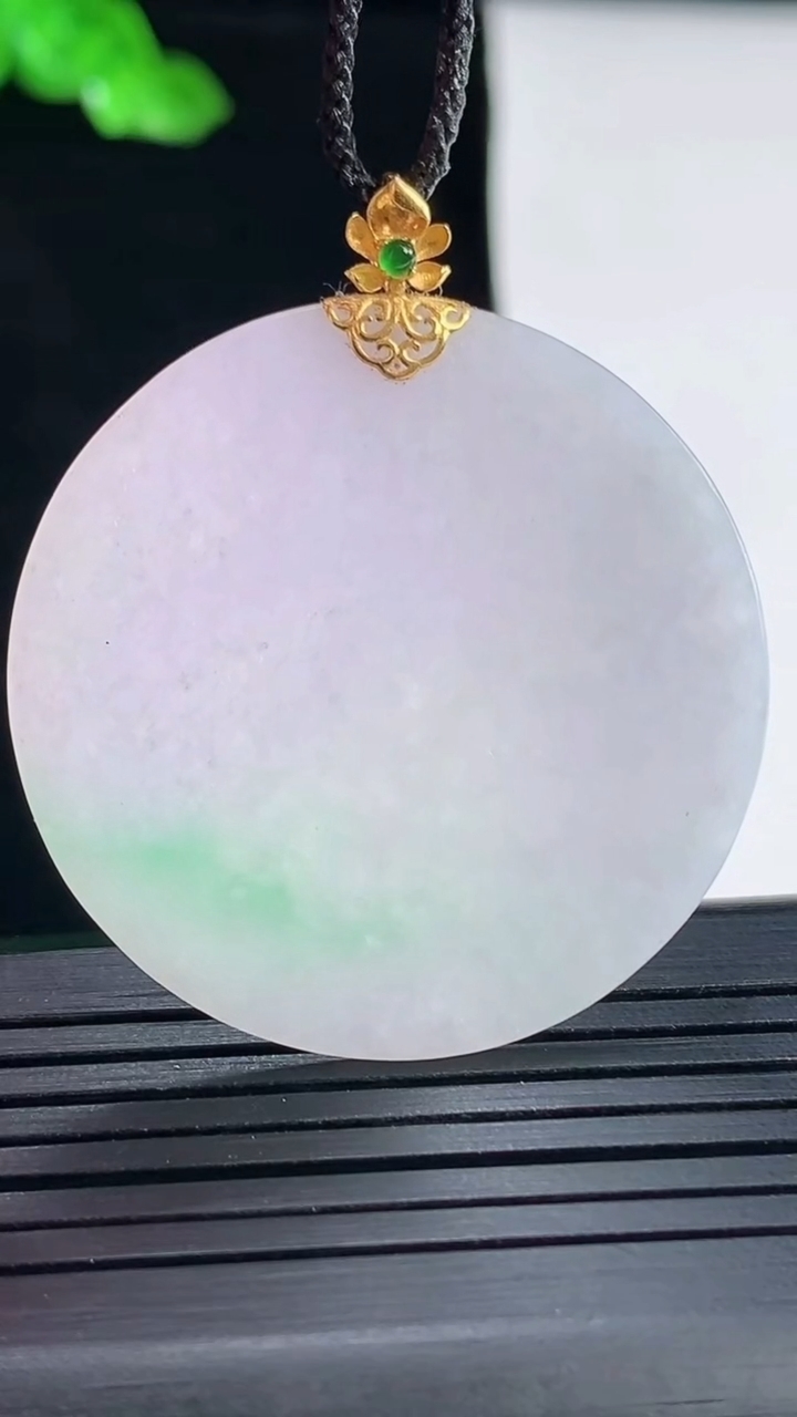 天然A货翡翠18k金春带彩 紫罗兰无事牌吊坠，尺寸38.5-1.5重量:6.55g
5月16日