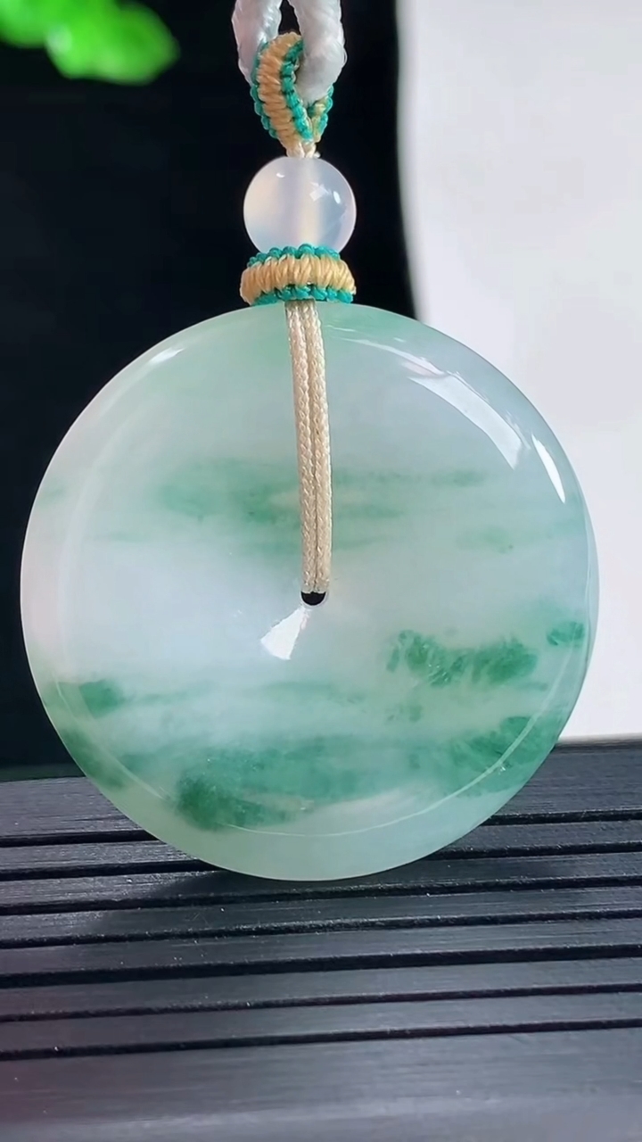 天然A货翡翠飘花平安扣吊坠，尺寸31.5-5.2重量:15.27g
5月16日