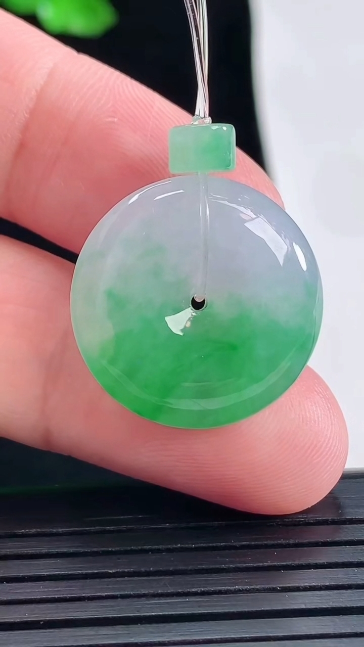 天然A货翡翠平安扣吊坠，尺寸22-6重量:6.06g
5月16日