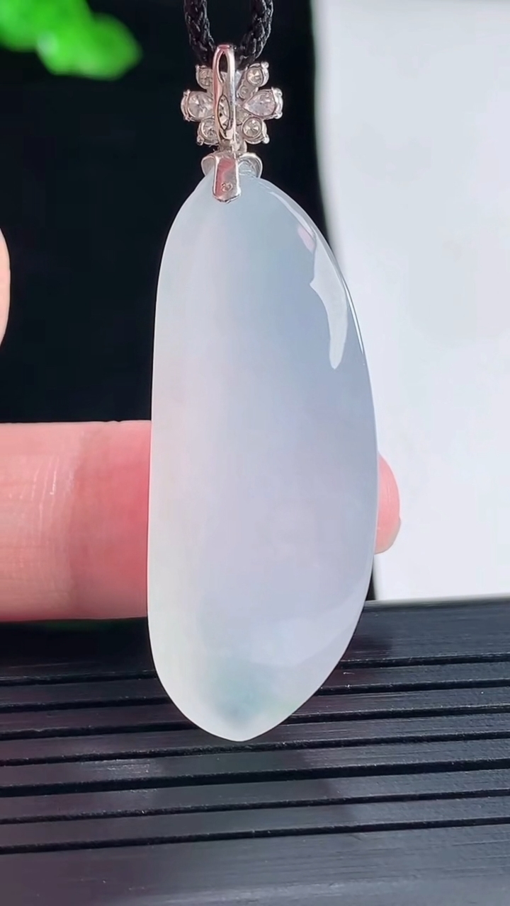 天然A货翡翠种白冰福瓜吊坠，尺寸38-25.5-10重量:10.06g
5月16日