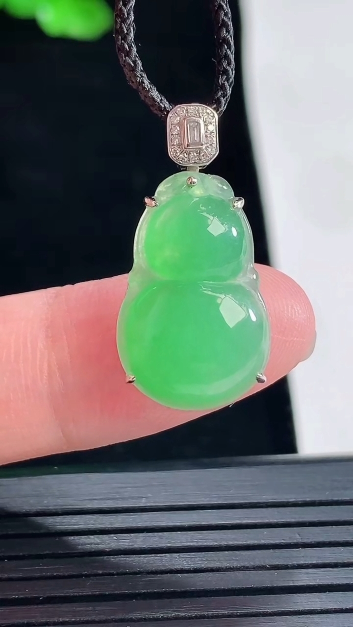 天然A货翡翠葫芦吊坠，尺寸25.6-13-6，裸石19.5-13重量:2.31g
5月16日