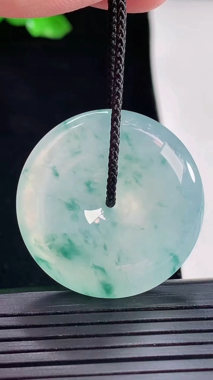 天然A货翡翠种飘花平安扣吊坠，尺寸32-6.2重量:12.75g
5月16日
