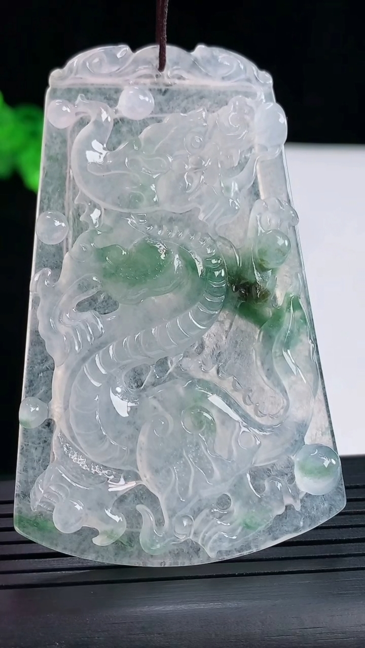 天然A货翡翠龙牌吊坠，尺寸72-45-6重量:34.14g
5月16日