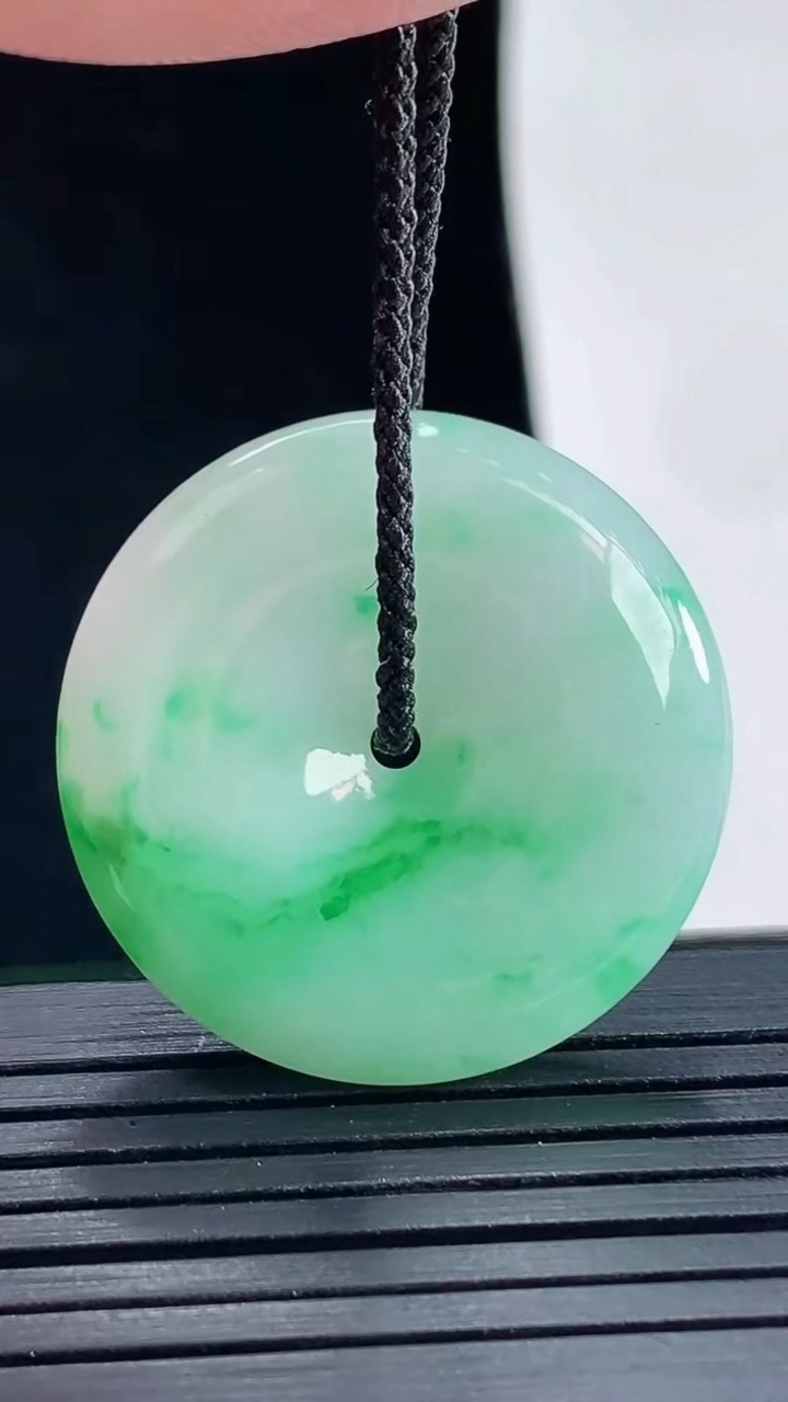 天然A货翡翠平安扣吊坠，尺寸29-6重量:10.59g
5月16日