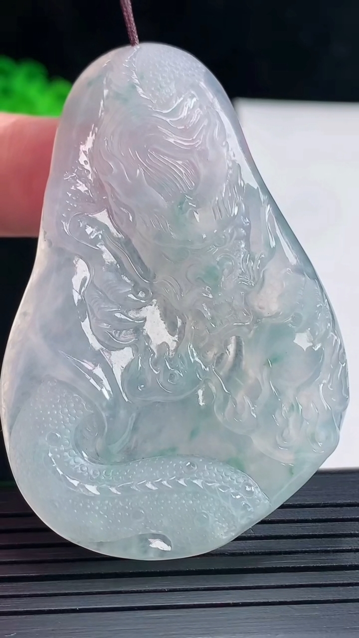 天然A货翡翠冰种飘花龙牌吊坠，尺寸63-42.6-5.5重量:28.89g
5月16日