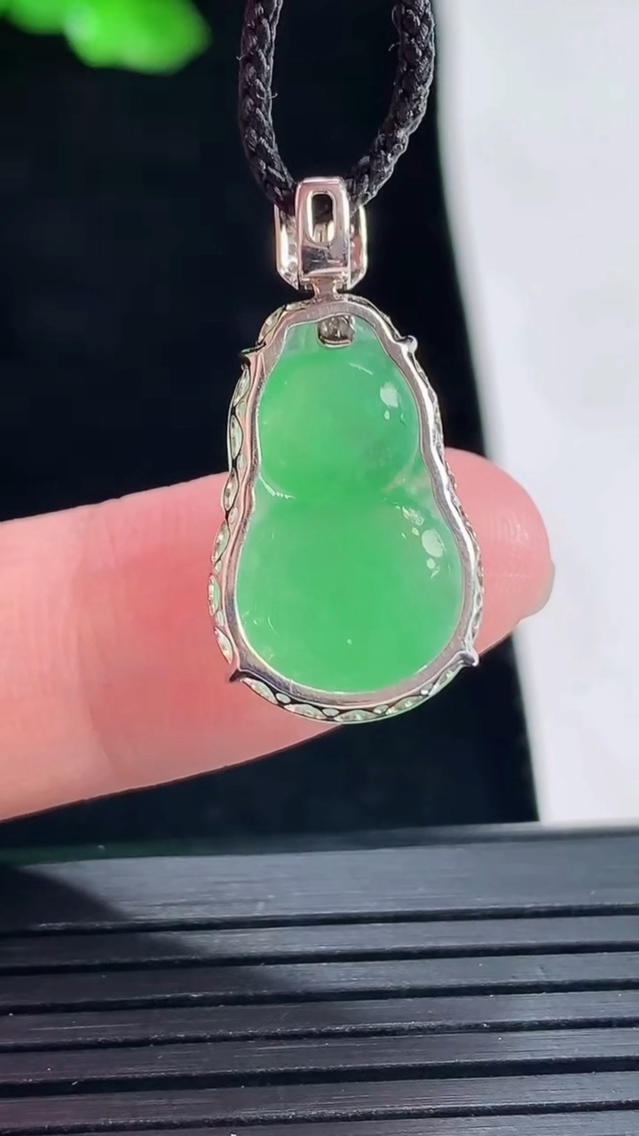 天然A货翡翠葫芦吊坠，尺寸25.6-13-6，裸石19.5-13重量:2.31g
5月16日