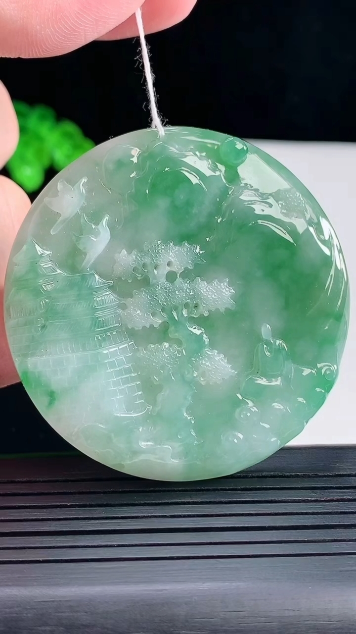 天然A货翡翠山水牌吊坠，尺寸54-5.5重量:34.67g
5月16日