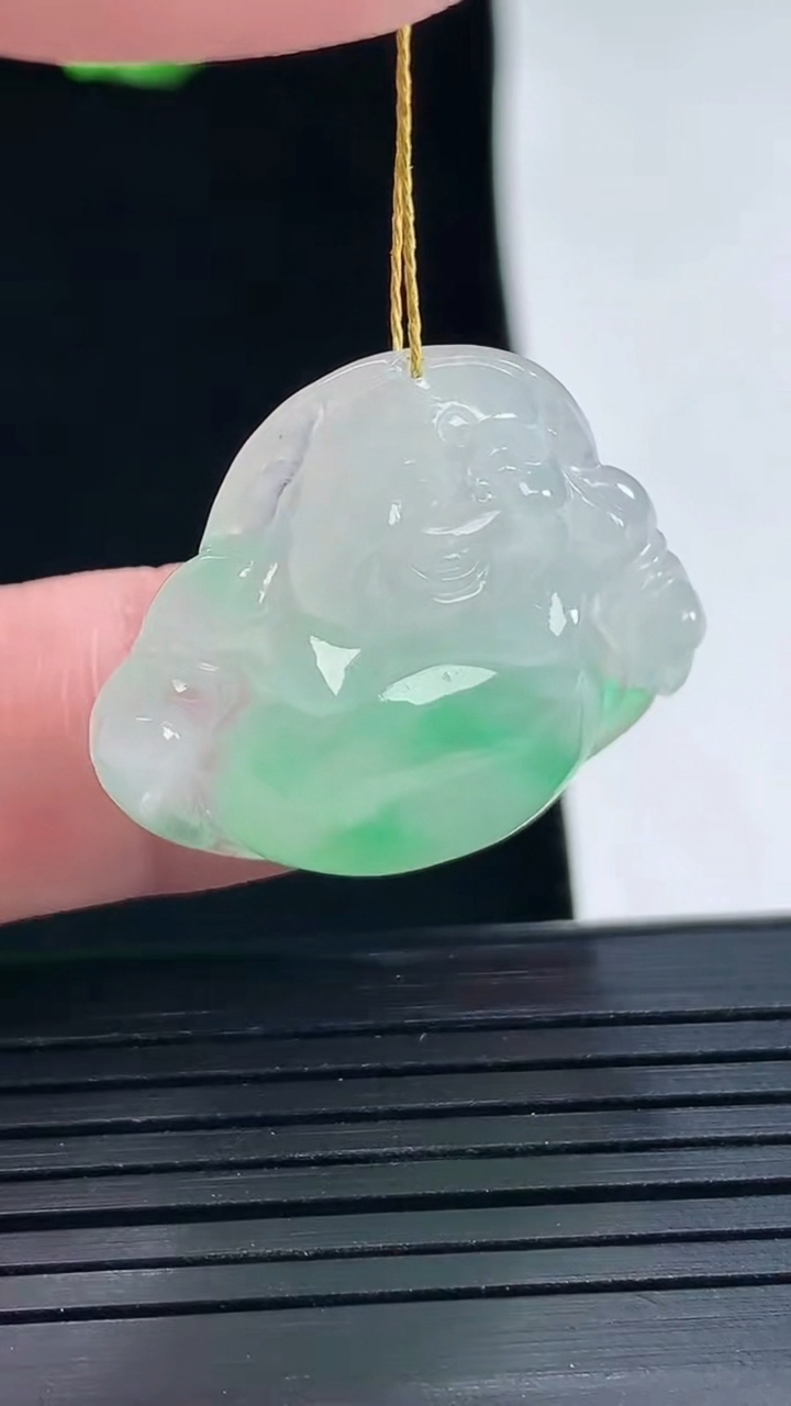 天然A货翡翠佛公吊坠，尺寸25.6-28.5-6重量:6.37g
5月16日