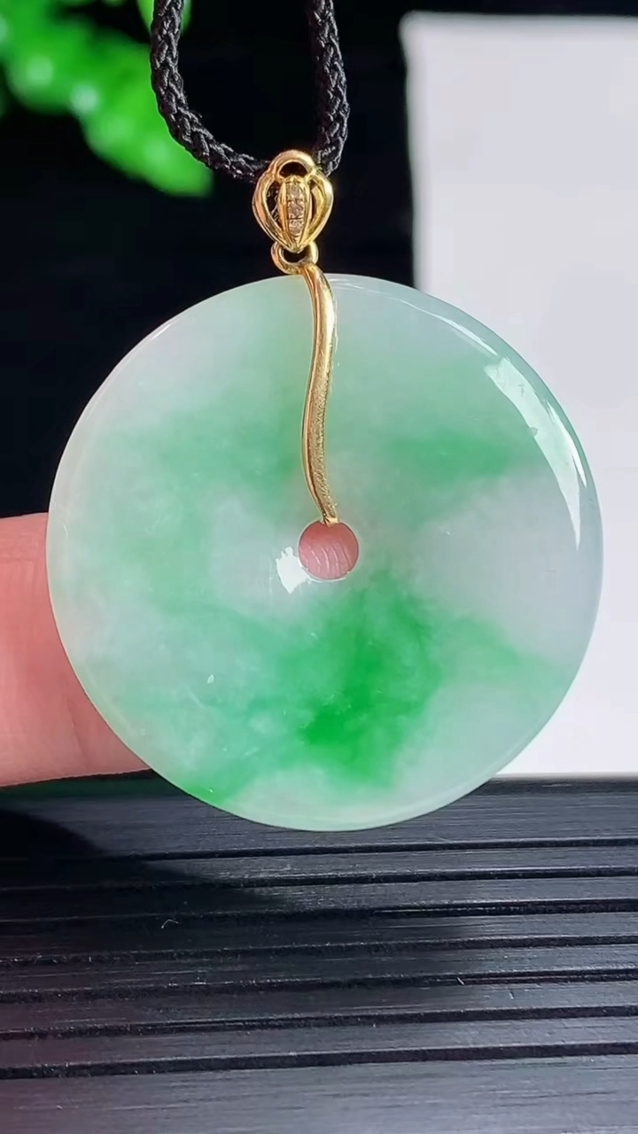 天然A货翡翠平安扣吊坠，尺寸30-2.2重量:5.32g
5月16日