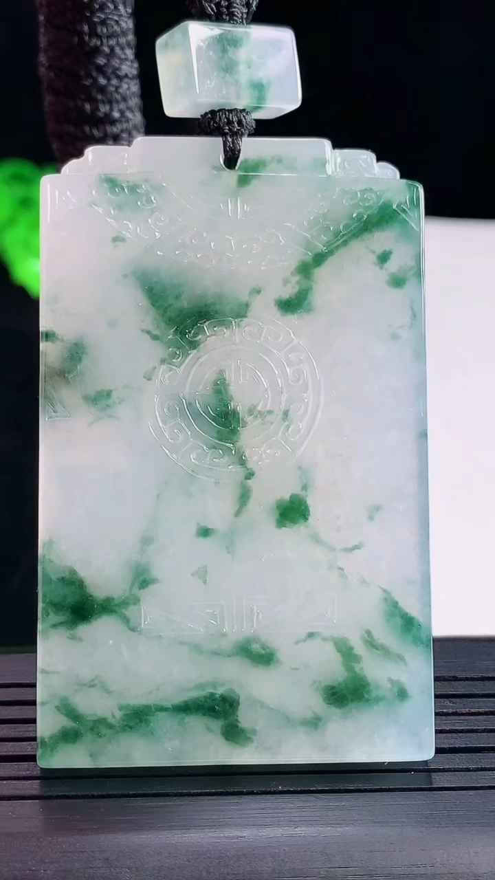 天然A货翡翠种飘花仿古无事牌吊坠，尺寸61.6-38.5-5.5重量:48.17g
5月16日