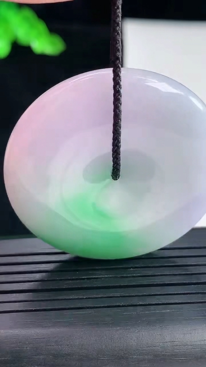 天然A货翡翠平安扣吊坠，尺寸43.8-10.2重量:42.00g
5月16日