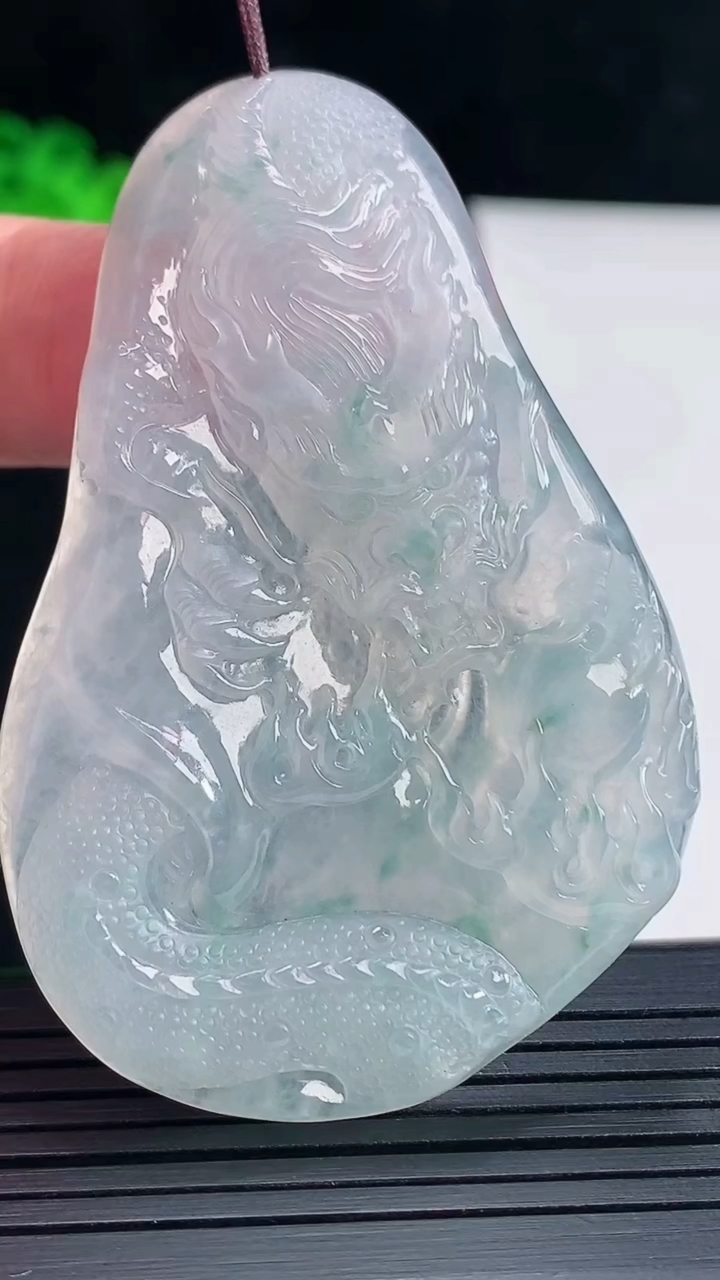 天然A货翡翠冰种飘花龙牌吊坠，尺寸63-42.6-5.5重量:28.89g
5月16日