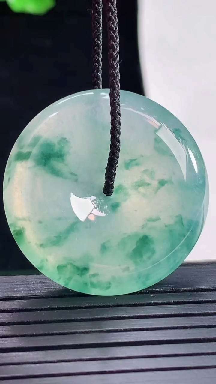 天然A货翡翠种飘花平安扣吊坠，尺寸33-6.2重量:13.81g
5月16日