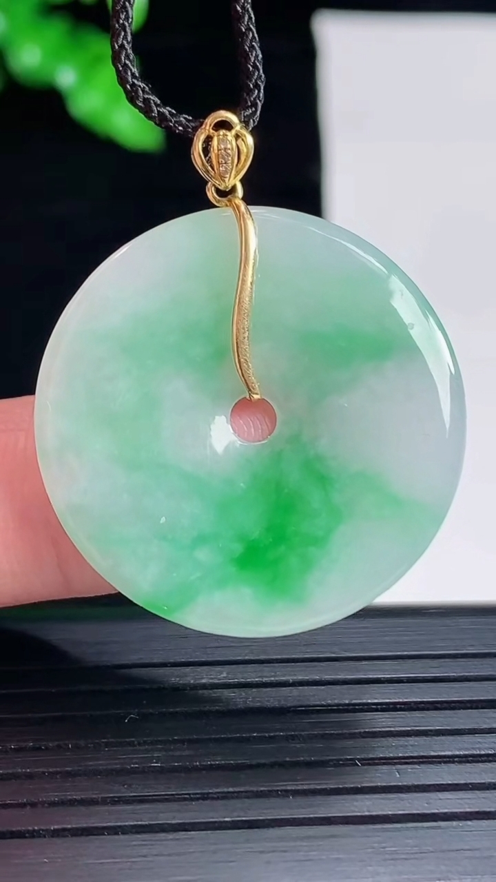 天然A货翡翠平安扣吊坠，尺寸30-2.2重量:5.32g
5月16日