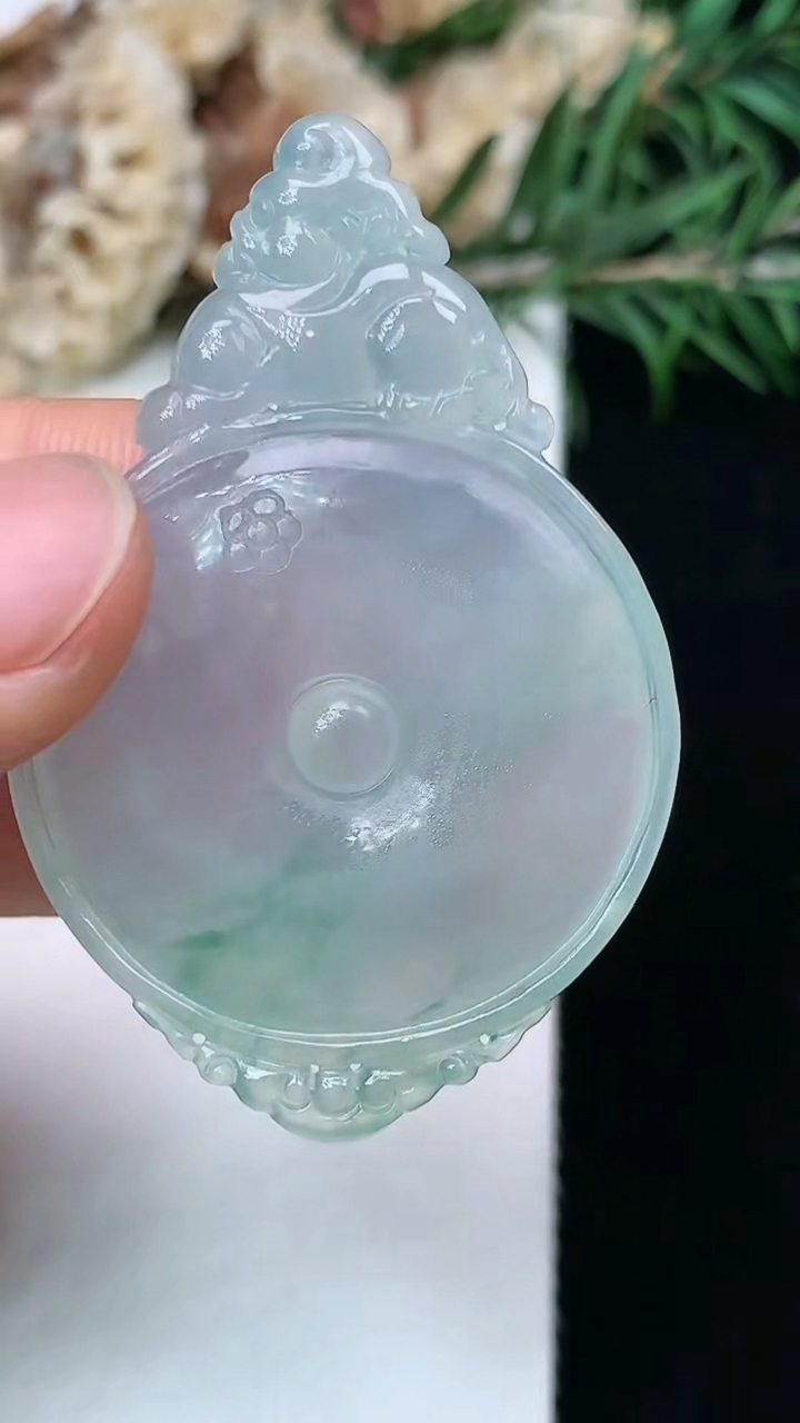 天然A货翡翠飘花仿古平安扣吊坠，尺寸47.3-30.9-5.3，重量:13.10g
5月16日