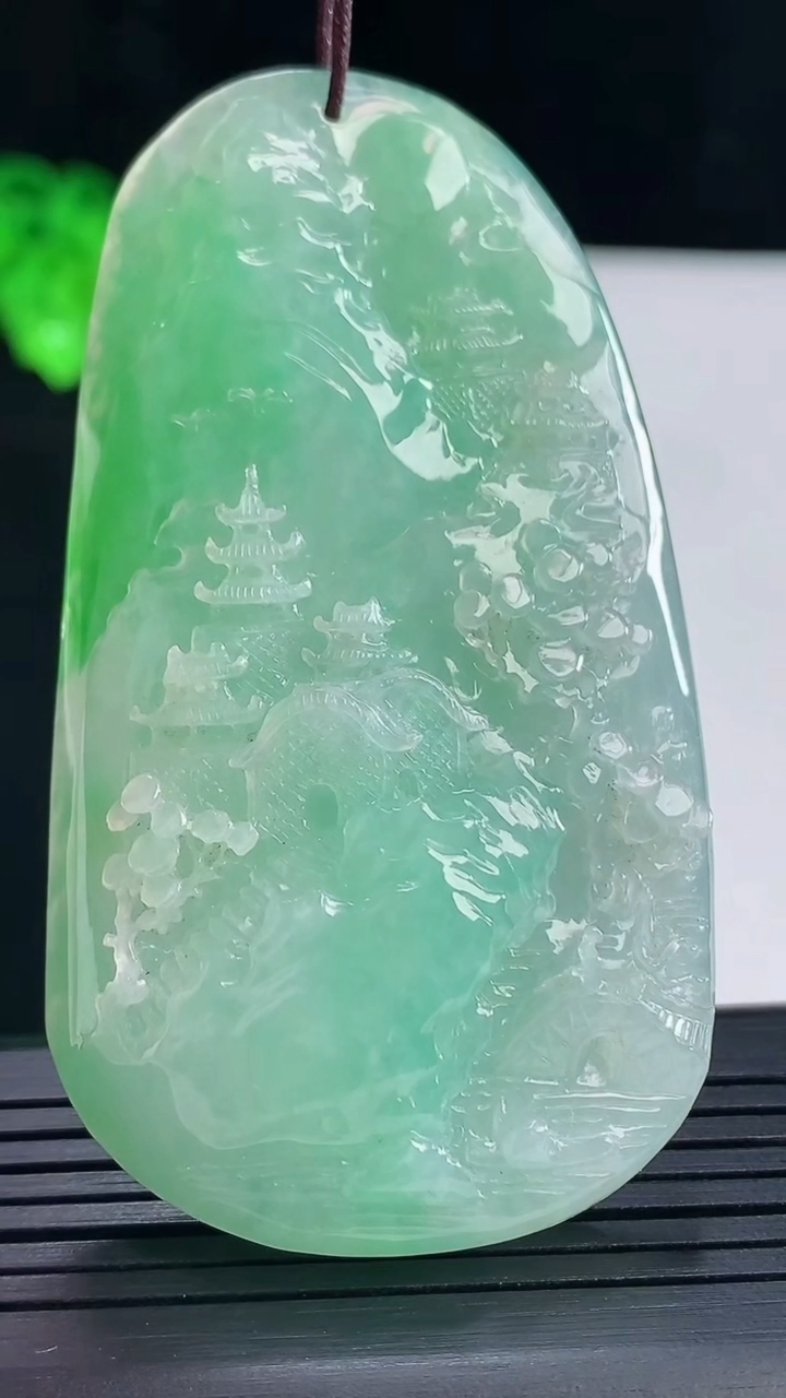 天然A货翡翠山水牌吊坠，尺寸67-38-11.6重量:46.49g
5月16日