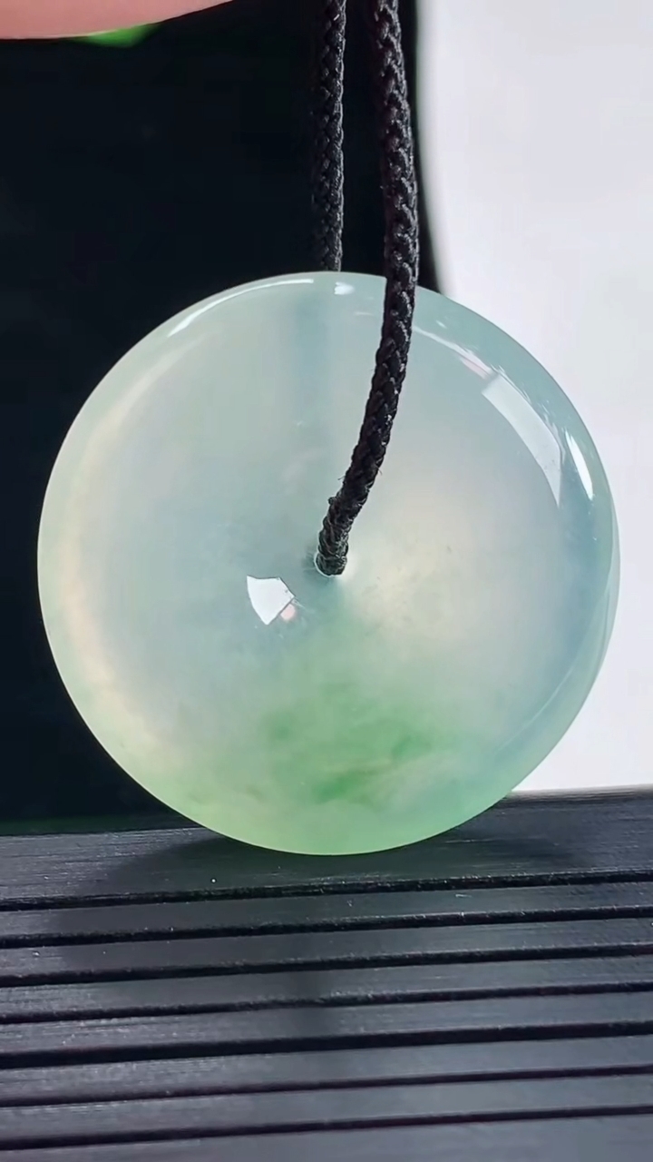 天然A货翡翠平安扣吊坠，尺寸30.6-5.2重量:10.51g
5月16日