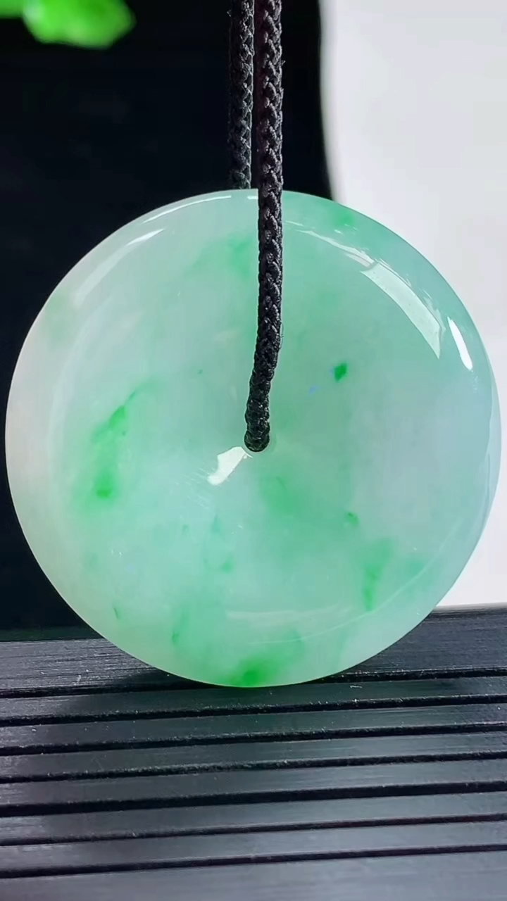 天然A货翡翠平安扣吊坠，尺寸34.2-7重量:17.14g
5月16日