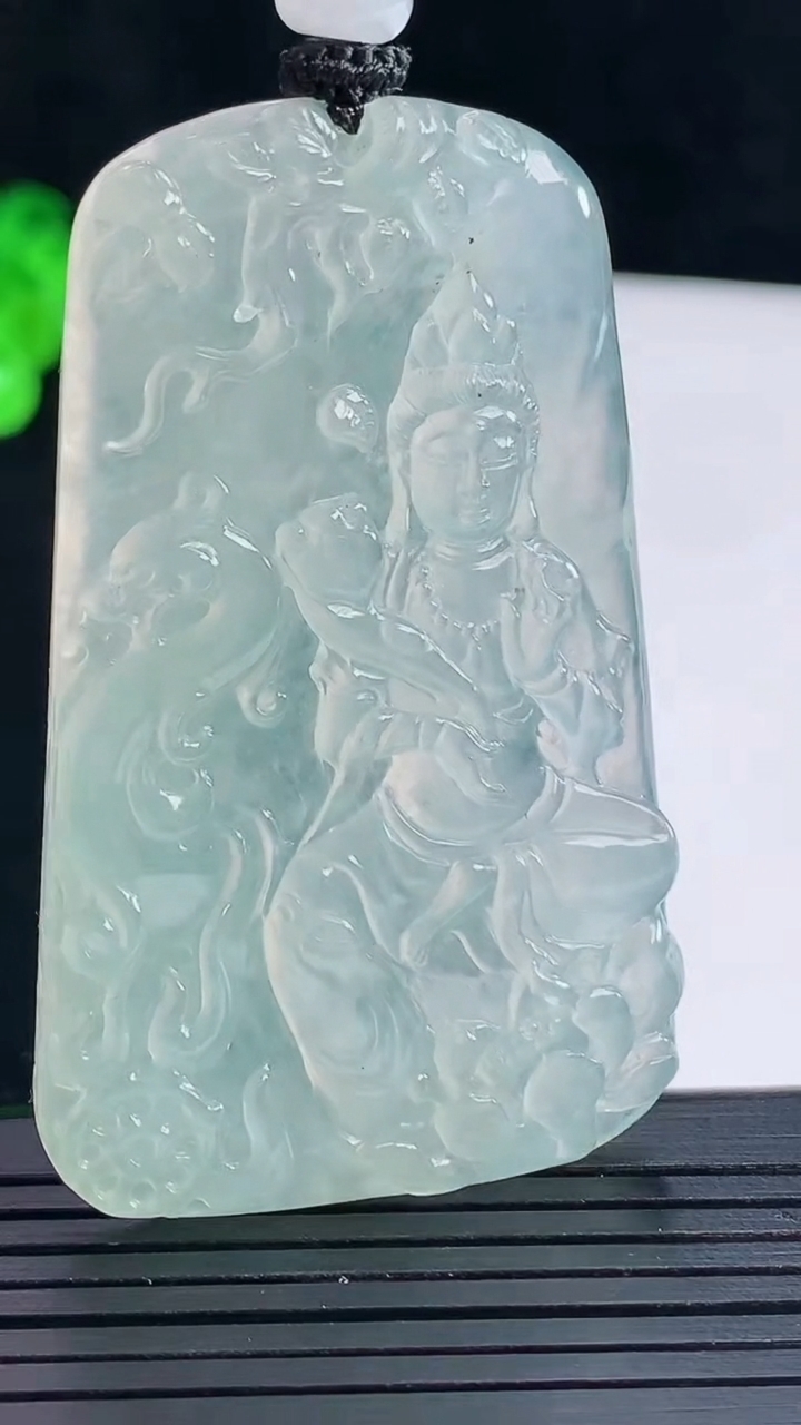 天然A货翡翠大势至菩萨吊坠，尺寸58.5-36-5.6重量:30.35g
5月16日