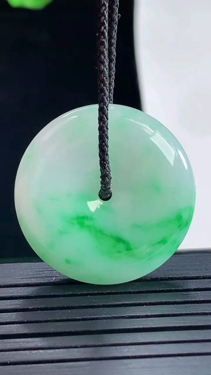 天然A货翡翠平安扣吊坠，尺寸29-6重量:10.59g
5月16日