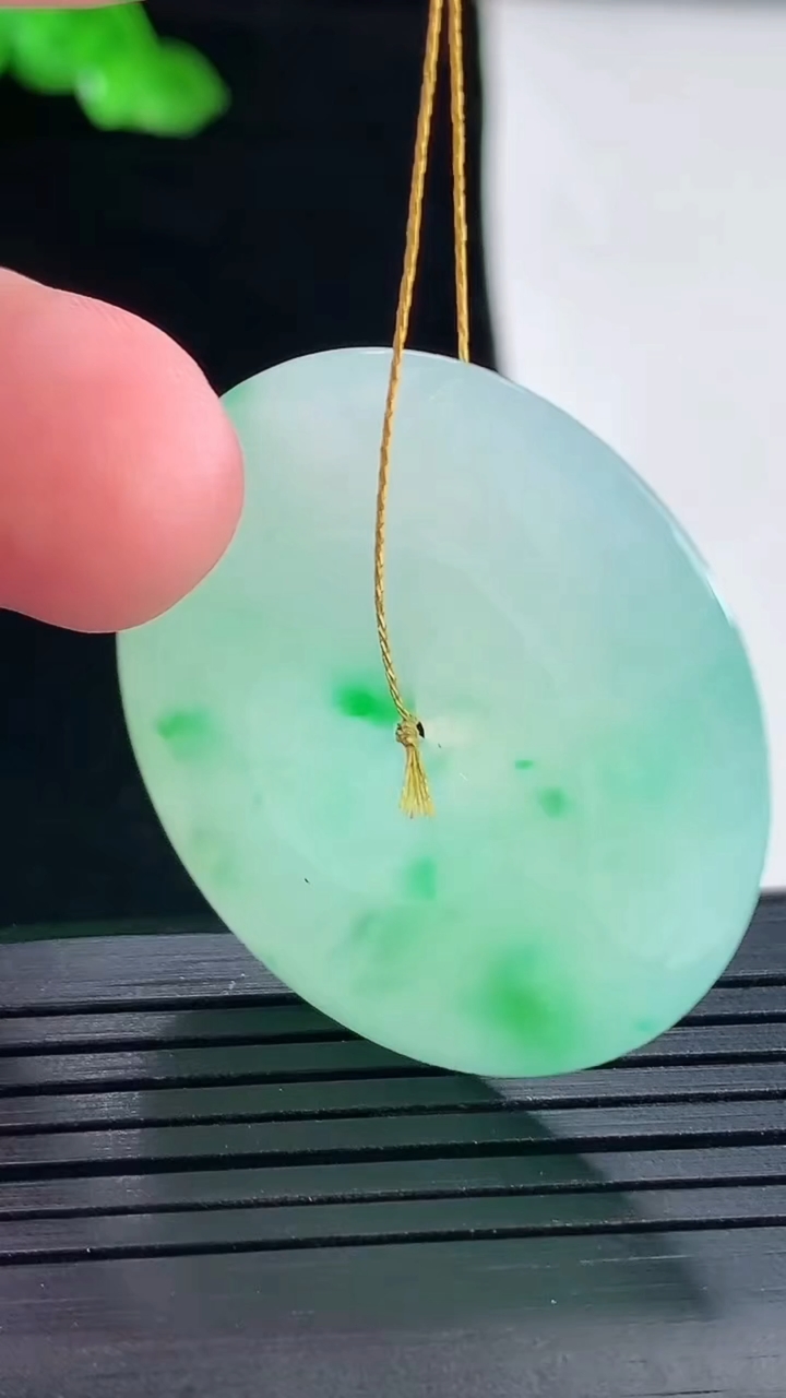 天然A货翡翠平安扣吊坠，尺寸35.5-6重量:15.88g
5月16日