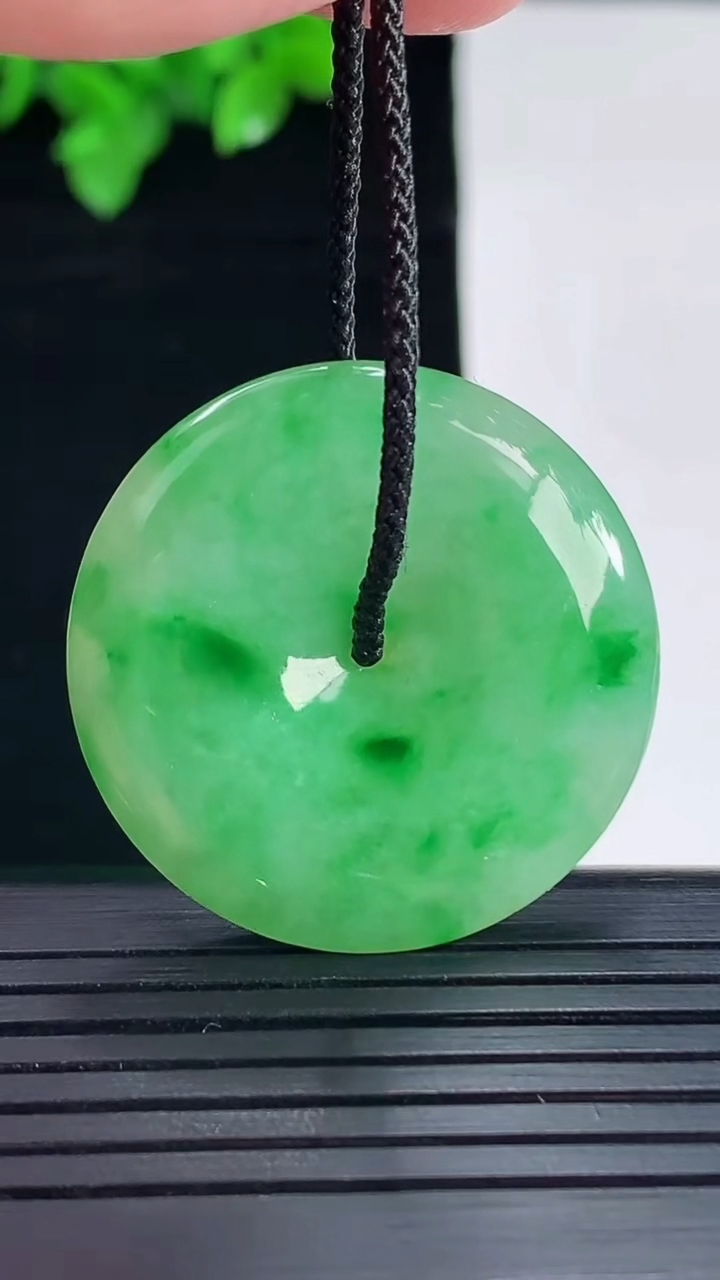 天然A货翡翠平安扣吊坠，尺寸31-5重量:9.59g
5月16日