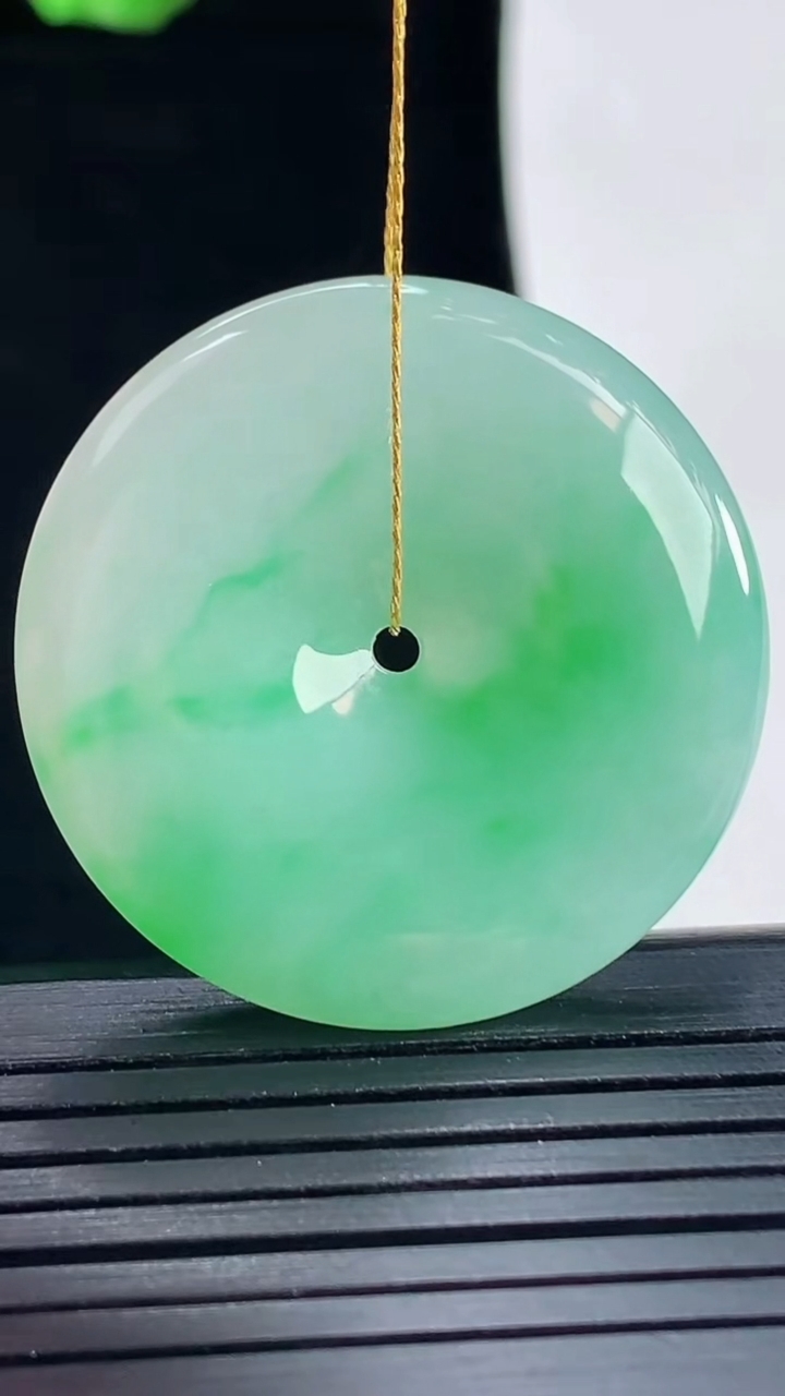 天然A货翡翠平安扣吊坠，尺寸33-5.5重量:13.12g
5月16日