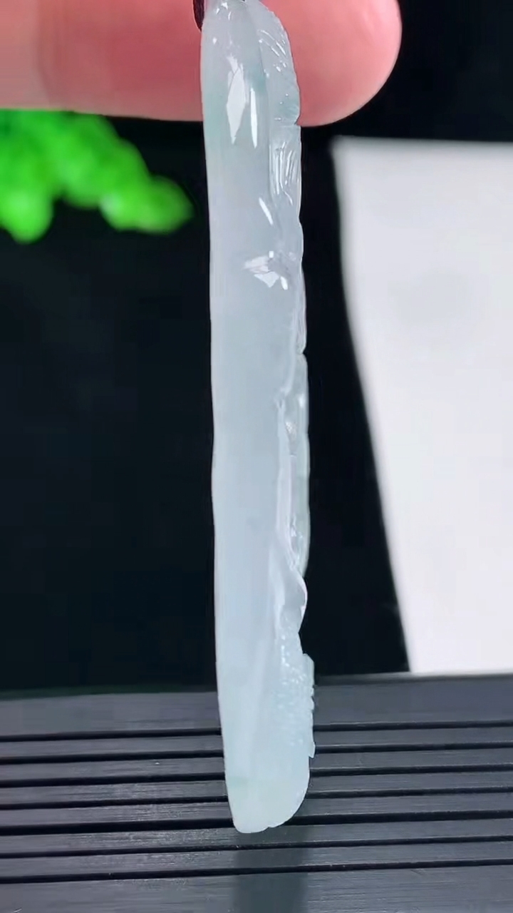 天然A货翡翠冰种飘花龙牌吊坠，尺寸63-42.6-5.5重量:28.89g
5月16日