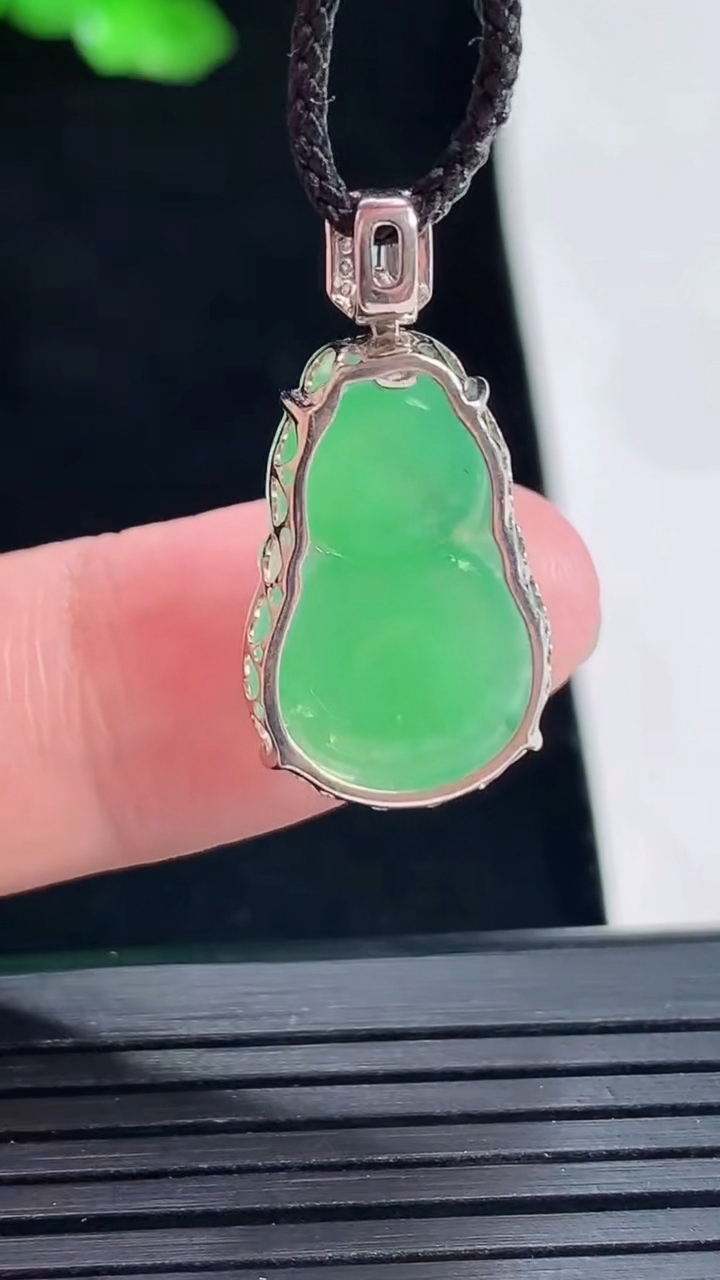 天然A货翡翠葫芦吊坠，尺寸25.6-13-6，裸石19.5-13重量:2.31g
5月16日