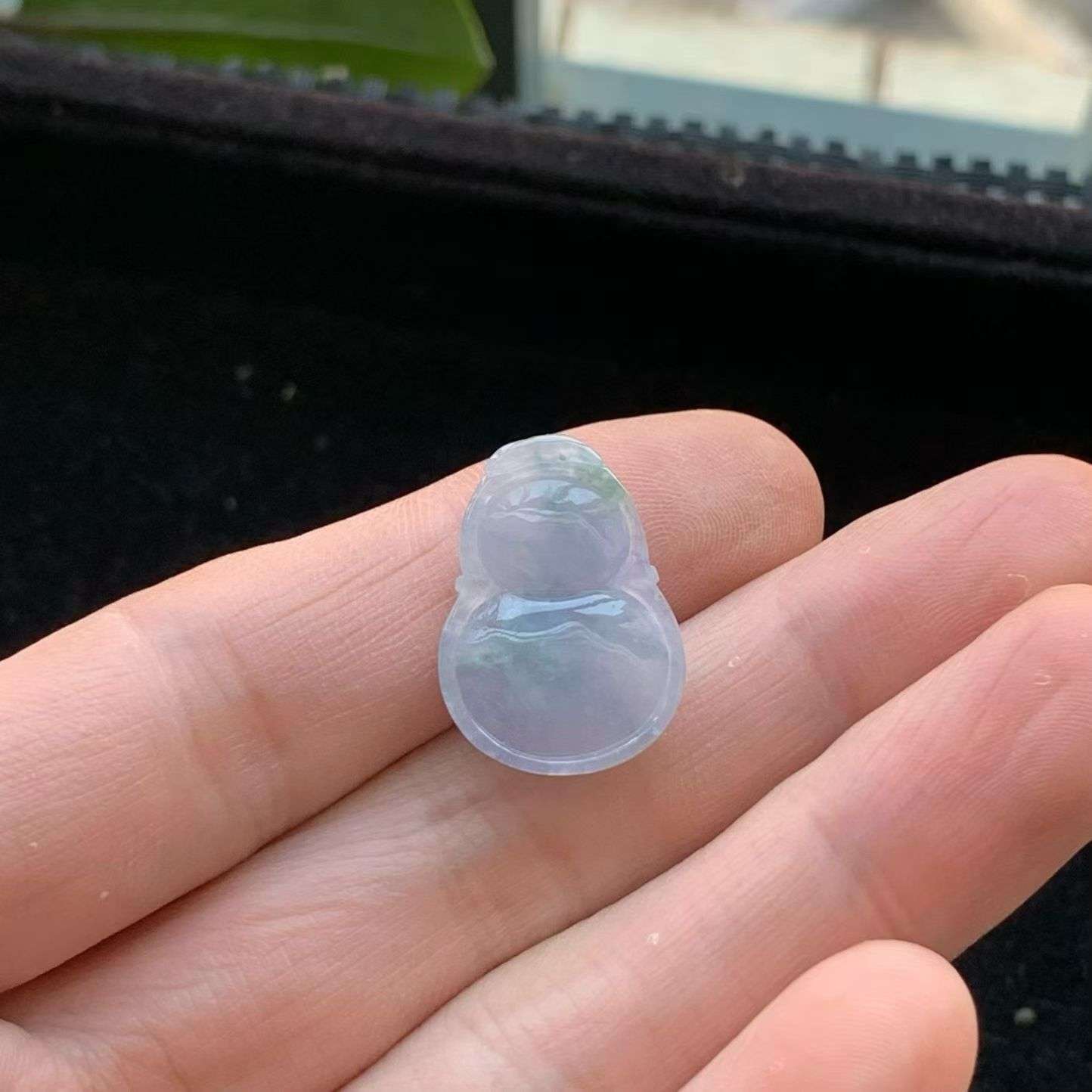 A货天然翡翠冰糯种飘花紫罗兰葫芦吊坠重量3.33g
5月16日