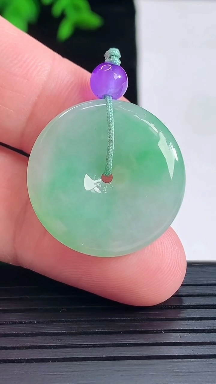 天然A货翡翠平安扣吊坠，尺寸25-4.2重量:6.12g
5月16日
