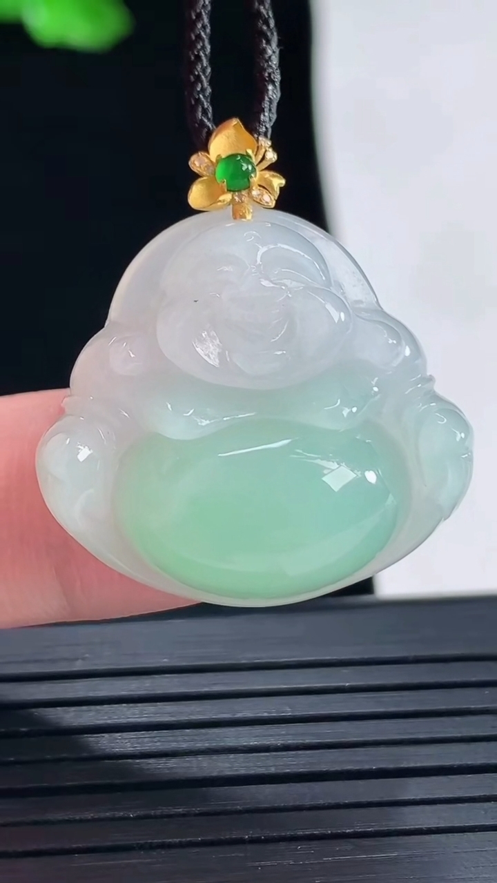 天然A货翡翠佛公吊坠，尺寸24-27-8重量:7.82g
5月16日