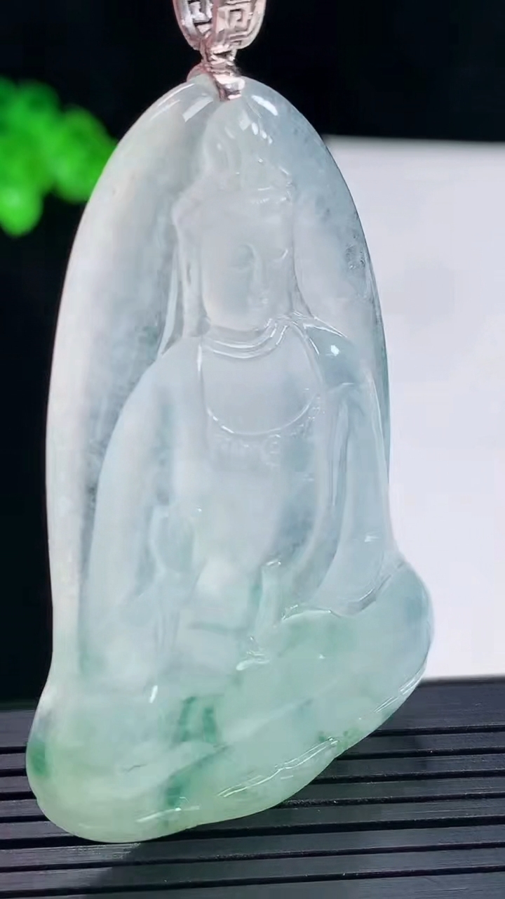 天然A货翡翠素衣观音吊坠，尺寸58-39-6重量:25.64g
5月16日
