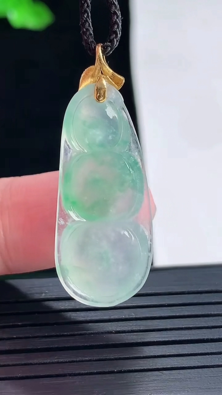 天然A货翡翠福豆吊坠，尺寸30-14-5重量:3.57g
5月16日