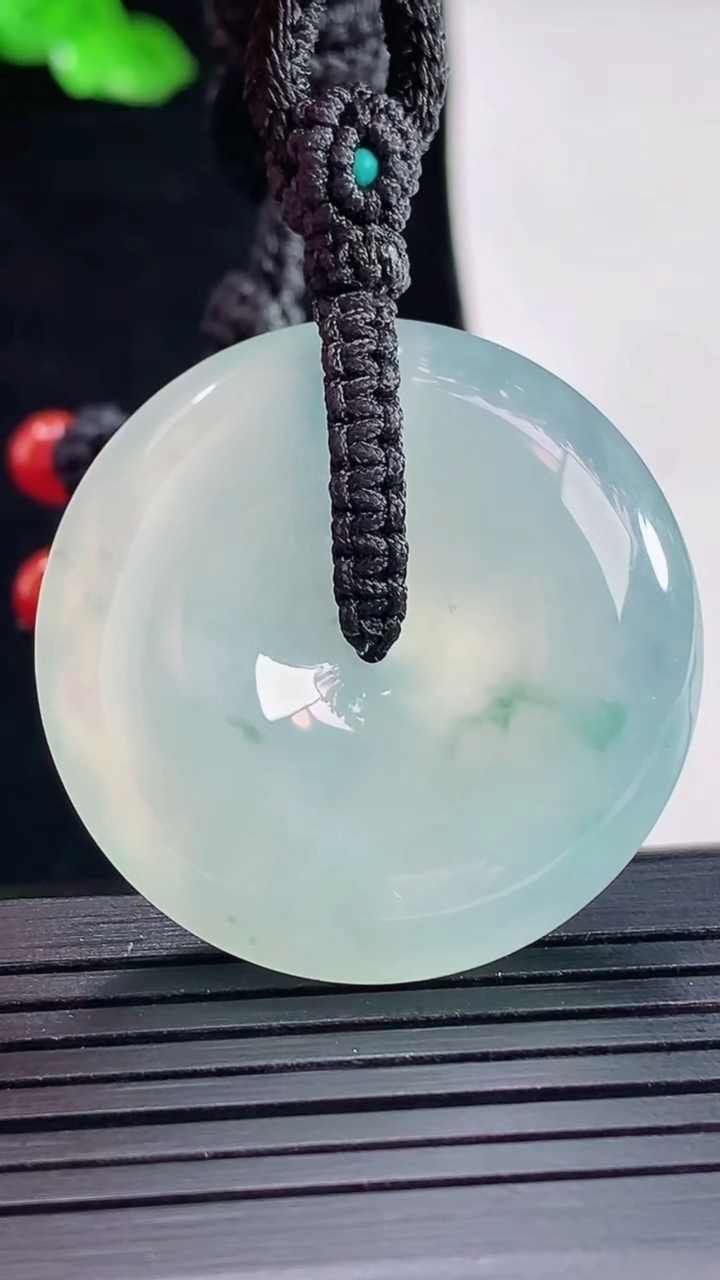 天然A货翡翠种飘花平安扣吊坠，尺寸34.5-7.6重量:22.66g
5月16日