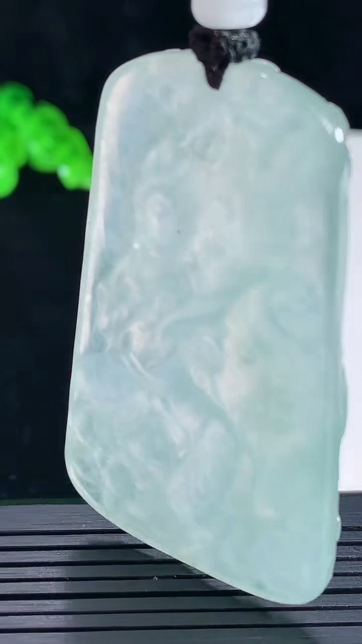 天然A货翡翠大势至菩萨吊坠，尺寸58.5-36-5.6重量:30.35g
5月16日