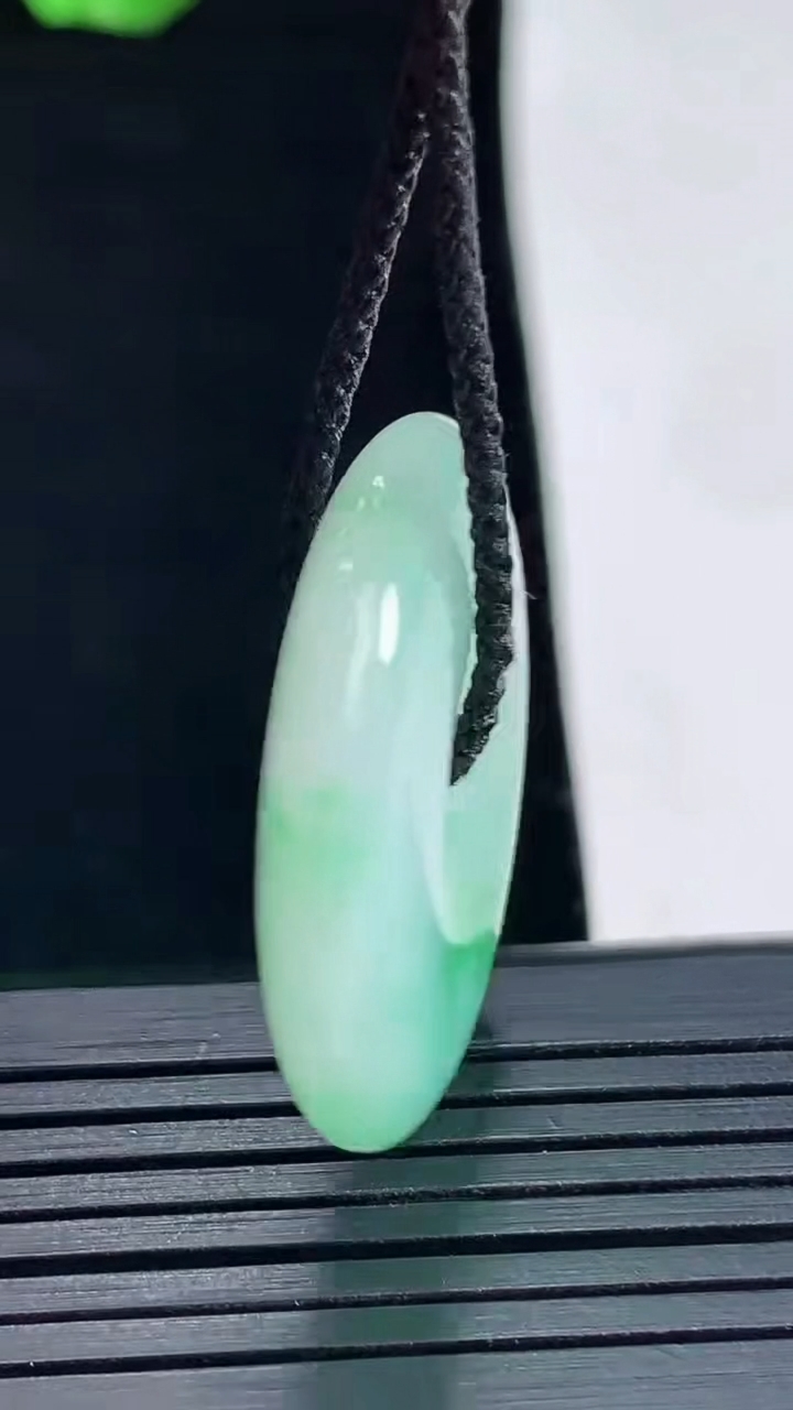 天然A货翡翠平安扣吊坠，尺寸29-6重量:10.59g
5月16日