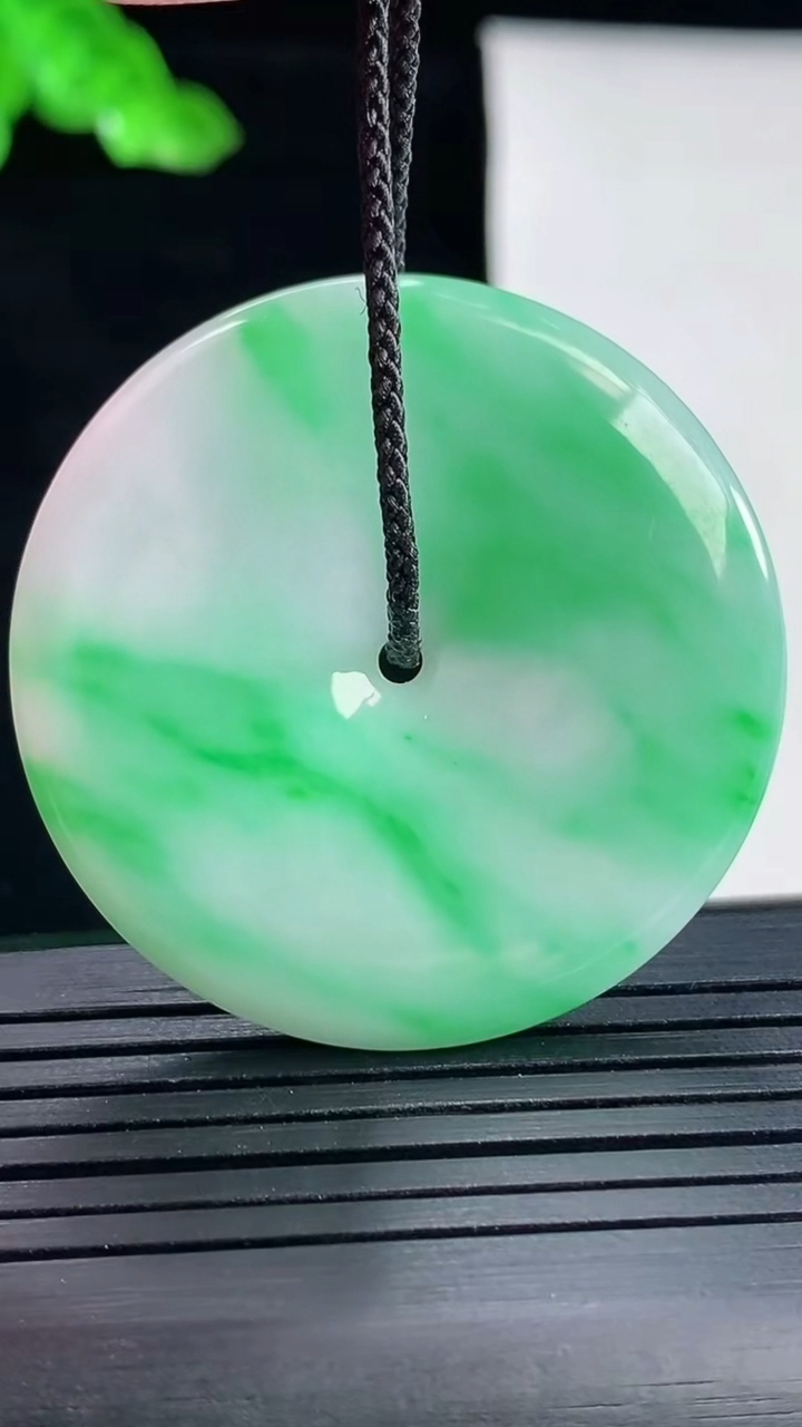 天然A货翡翠平安扣吊坠，尺寸40-5重量:17.74g
5月16日