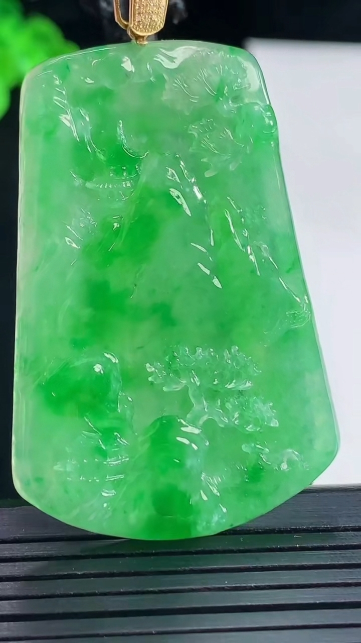 天然A货翡翠山水牌吊坠，尺寸51-34.5-4.8重量:19.04g
5月16日