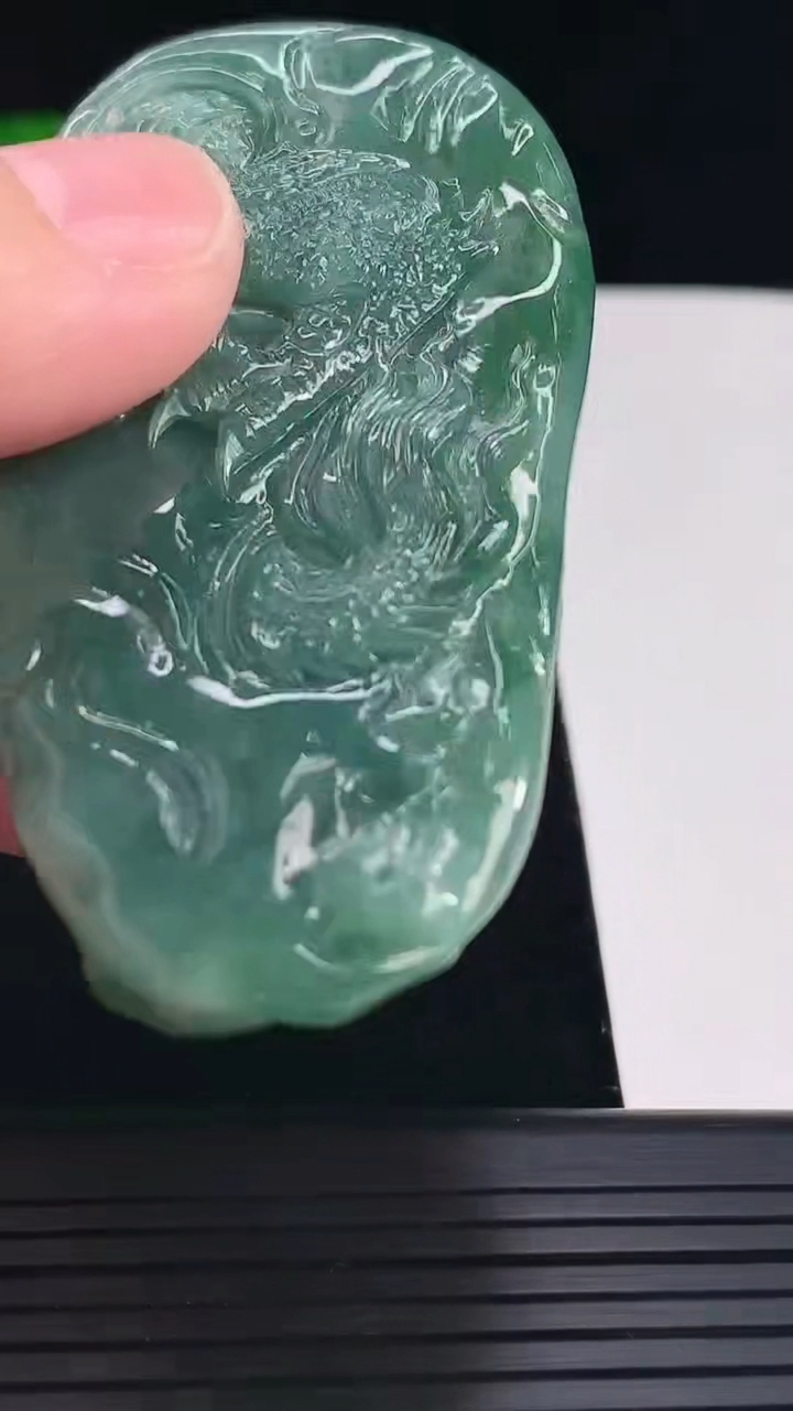 天然A货翡翠龙牌吊坠，尺寸72.5-36.5-12.6重量:49.34g
5月16日