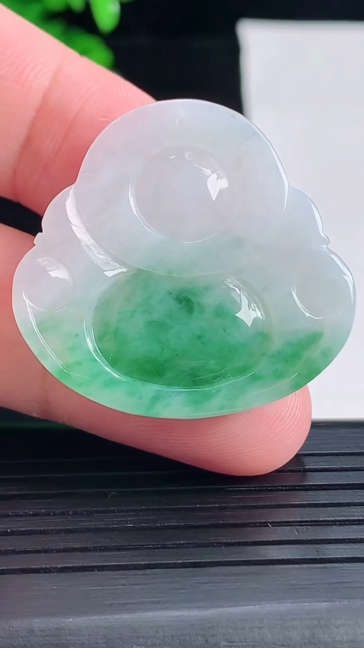 天然A货翡翠飘花佛公吊坠，尺寸32-34-6重量:10.08g
5月16日