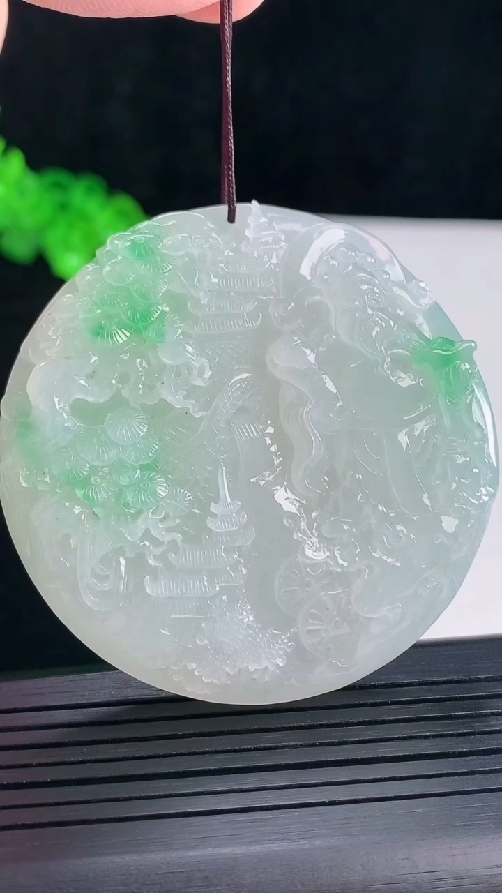 天然A货翡翠山水财神爷吊坠，尺寸56-13重量:82.47g
5月16日