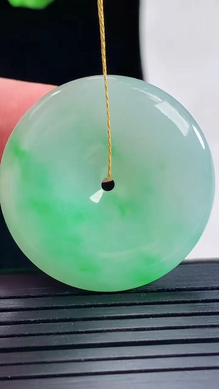 天然A货翡翠平安扣吊坠，尺寸33-5.5重量:13.12g
5月16日