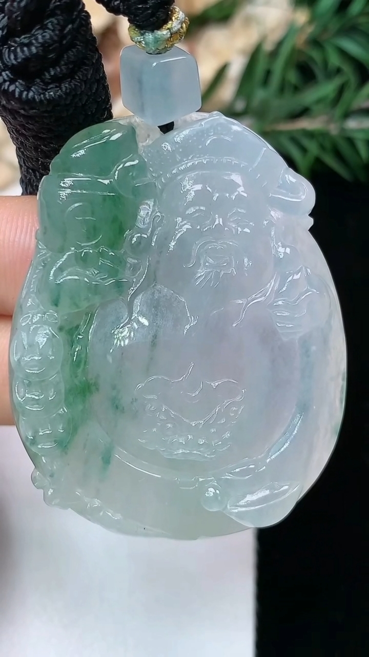天然A货翡翠飘花财神爷吊坠，尺寸44-35-6，重量:25.81g
5月16日