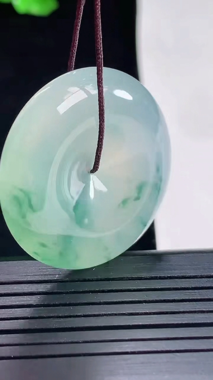 天然A货翡翠种飘花平安扣吊坠，尺寸33.5-8重量:17.68g
5月16日