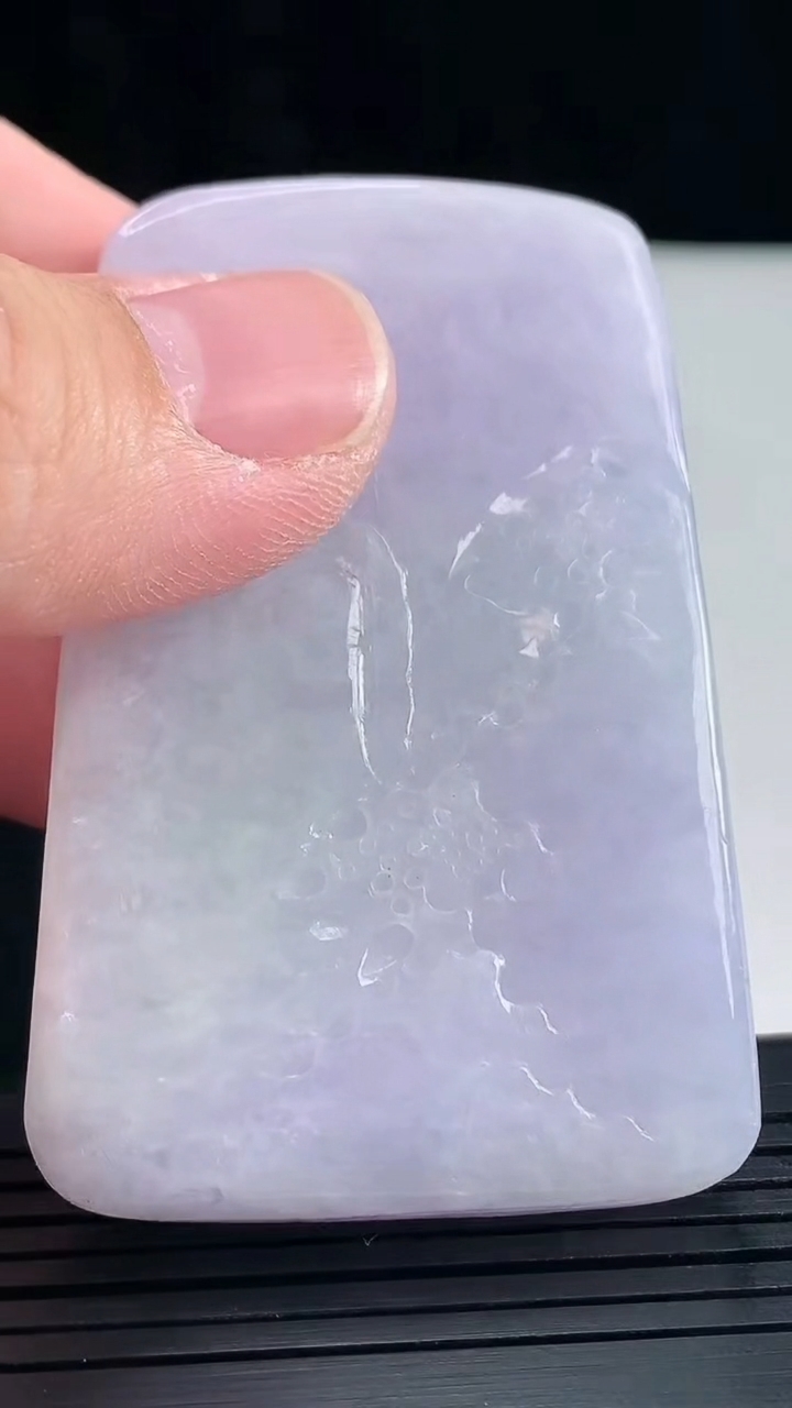 天然A货翡翠春带彩 紫罗兰山水牌吊坠，尺寸61.2-40-10重量:64.01g
5月16日