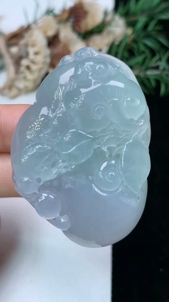 天然A货翡翠白冰如意吊坠，尺寸50-34.8-12.5，重量:39.70g
5月16日