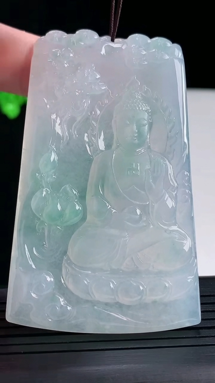 天然A货翡翠阿弥陀佛吊坠，尺寸72-45-5.6重量:43.11g
5月16日