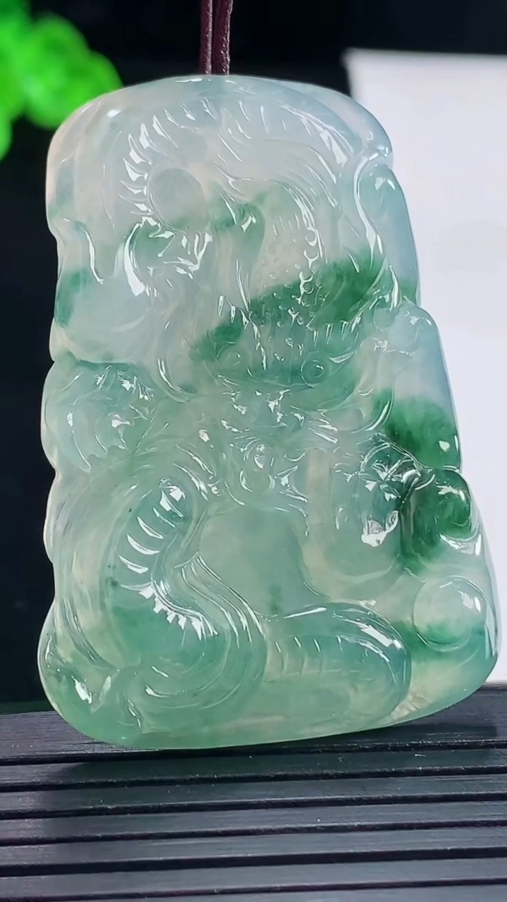 天然A货翡翠种飘花龙牌吊坠，尺寸50-35-6重量:24.19g
5月16日
