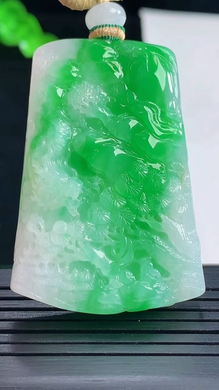 天然A货翡翠山水牌吊坠，尺寸46.6-33-8.2重量:28.96g
5月16日